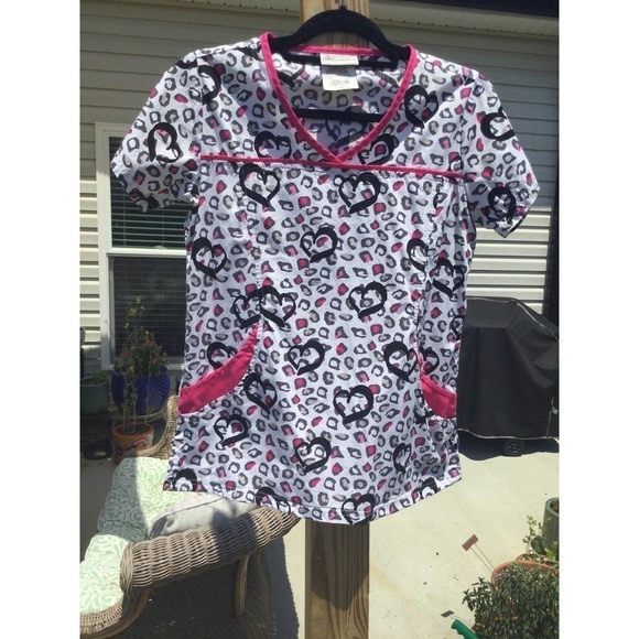 UAScrubs womens nurse scrub top s small cheetah animal heart valentines vet tech - Picture 1 of 12